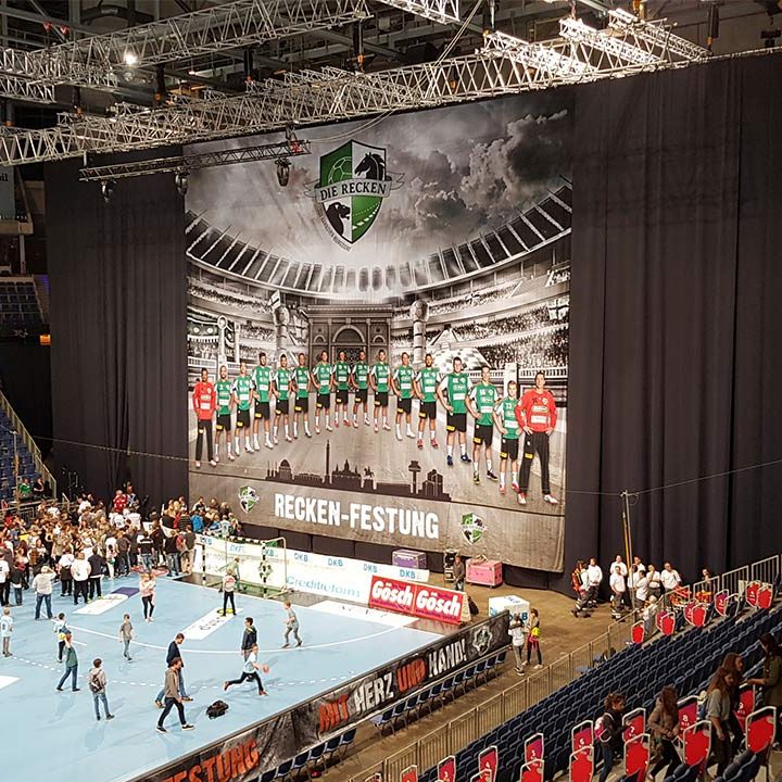 XXL Banner aus Dekor Stoff als Hallentrenner in der ZAG Arena